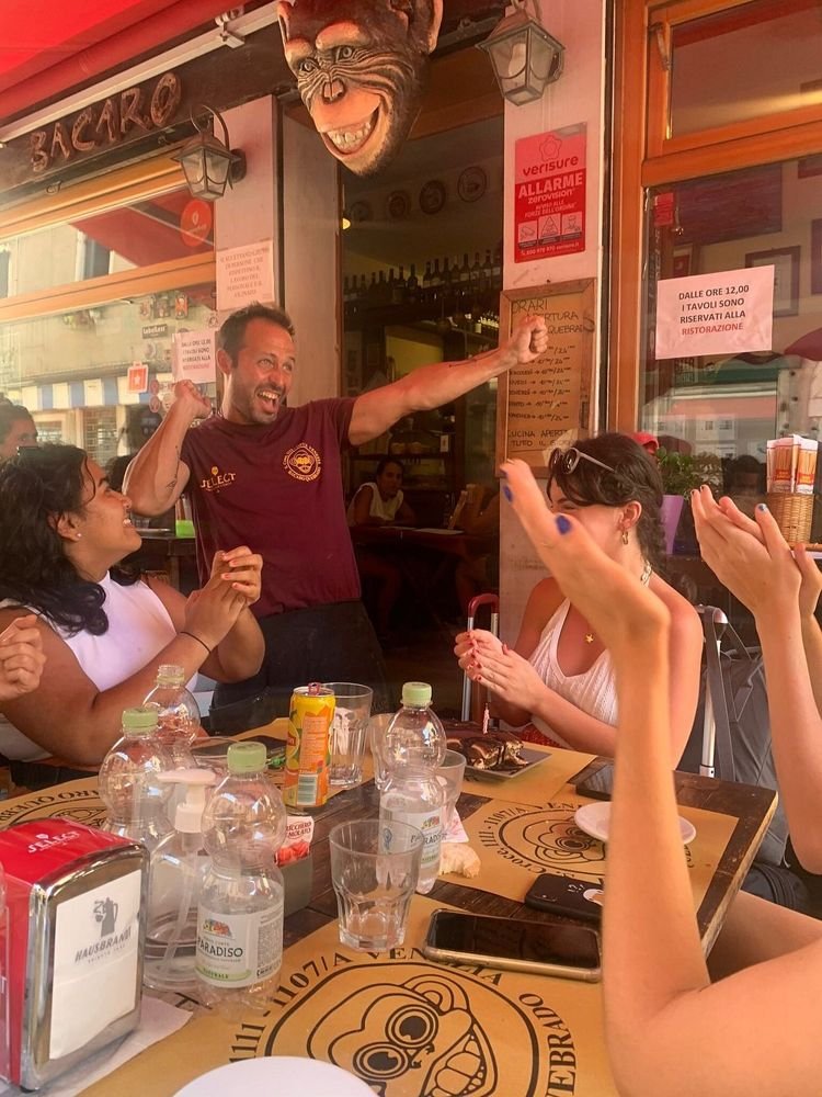 Lele fait la fête avec les clients en terrasse du Bacaro Quebrado