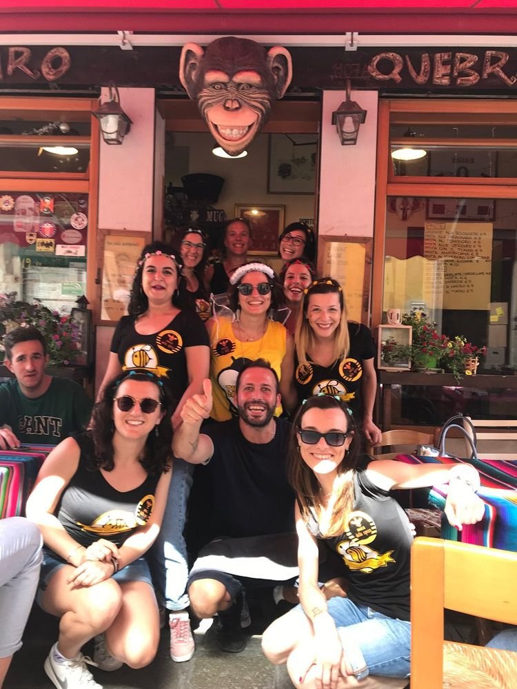 Lele avec un groupe de clients devant le Bacaro Quebrado