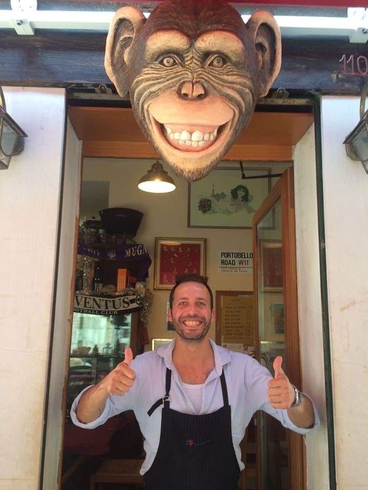 Lele, le patron, à la porte du Bacaro Quebrado sous le singe de l'enseigne